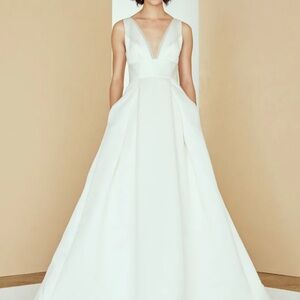 Nouvelle AMSALE Hart Gown - Ivory V-Neck Wedding Dress